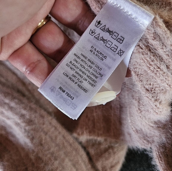 Pink Sweater - Picture 5 of 6